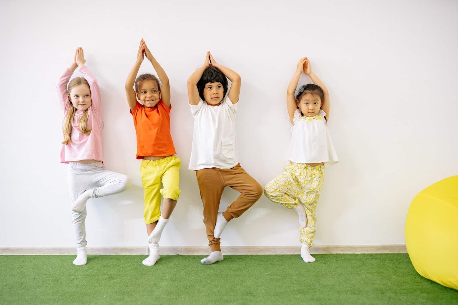 Crianças em posição de Yoga