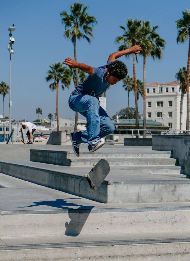 Criança a andar de skate