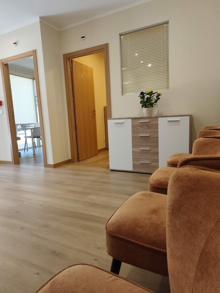 Sala de espera e gabinetes da clínica Acredita em Linda-a-Velha