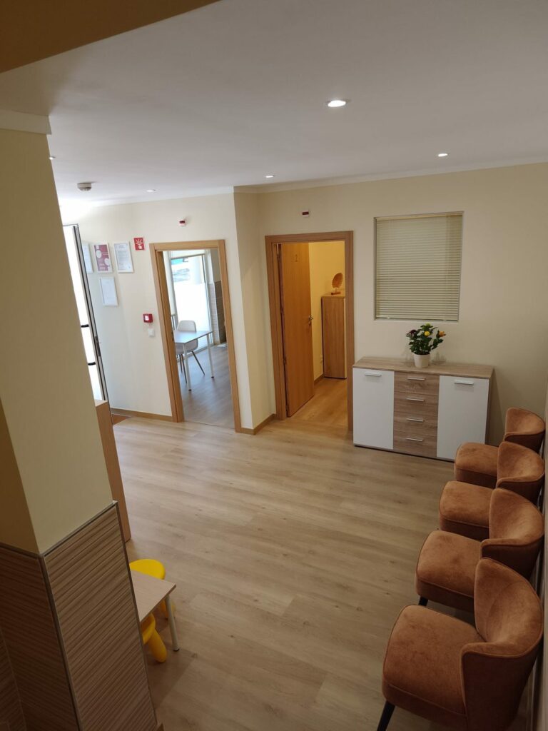 Sala de espera da nova clínica Acredita em Linda-a-Velha